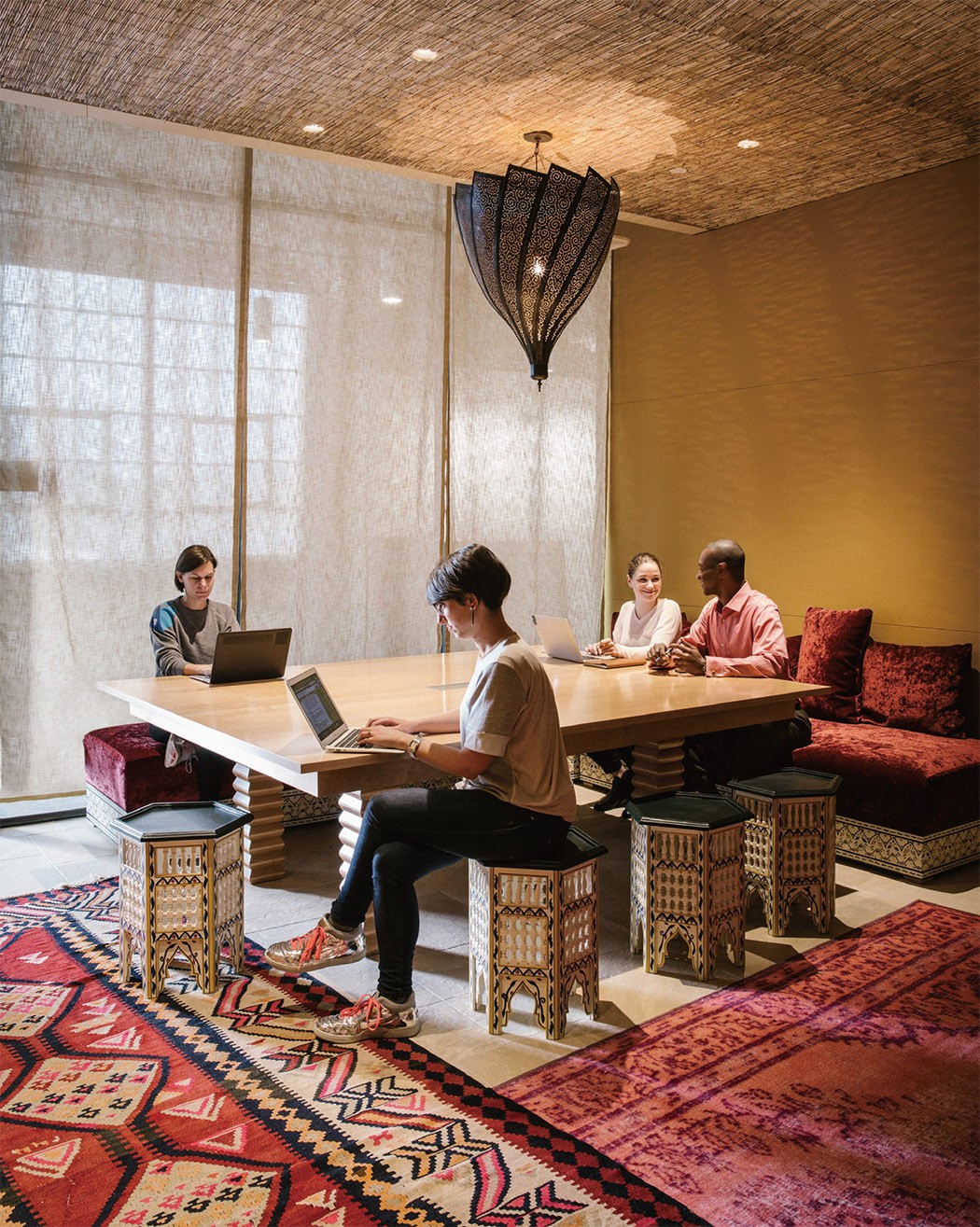 INNOVATIVE OFFICES(2/9)] 에어비앤비(Airbnb) < 미분류 < 기사본문 - 포브스코리아(Forbes Korea)