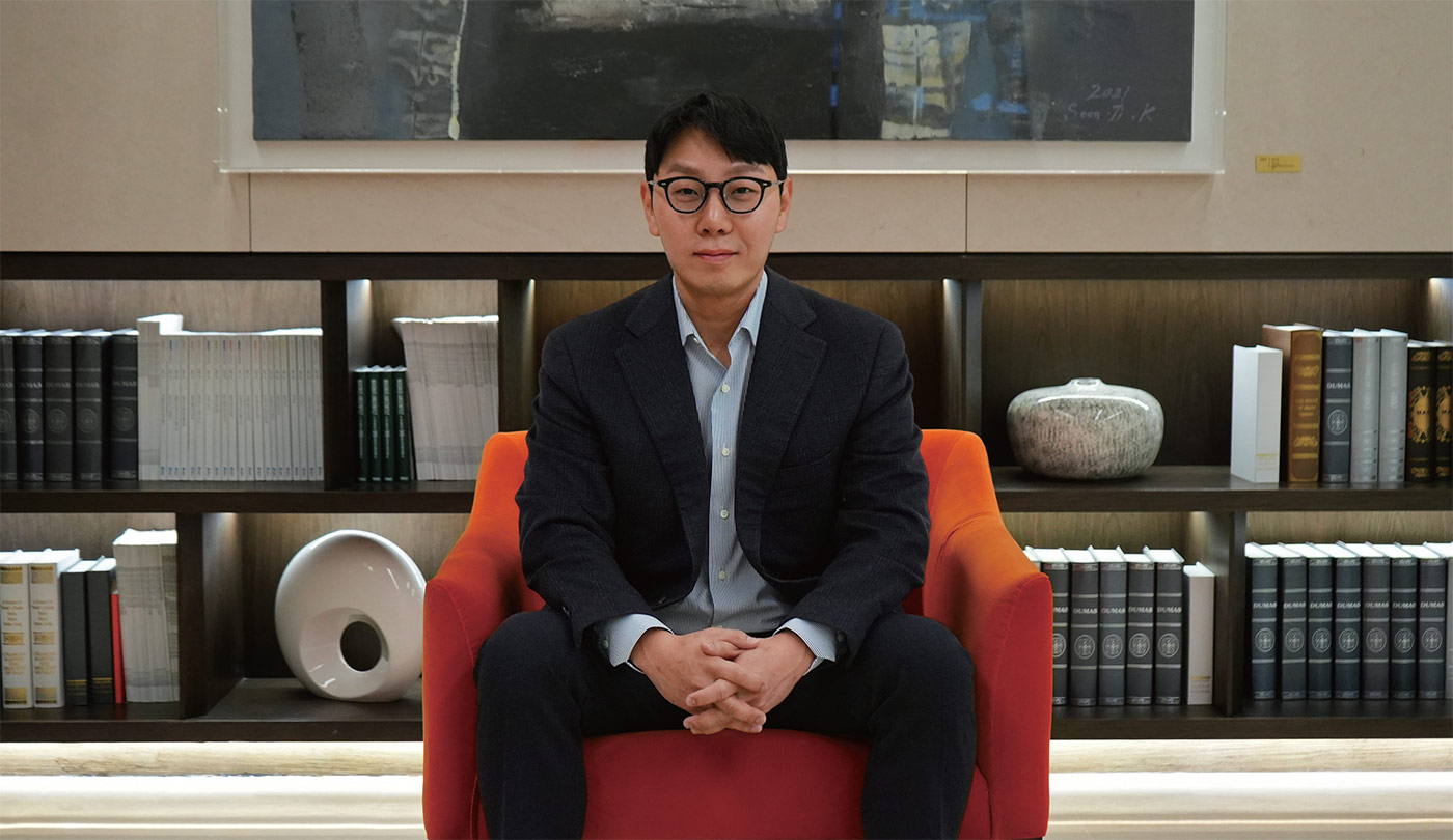 NEW YEAR ESSAY 2025] 강자인 에셋플러스자산운용 본부장 < 기업가 < 기사본문 - 포브스코리아(Forbes Korea)