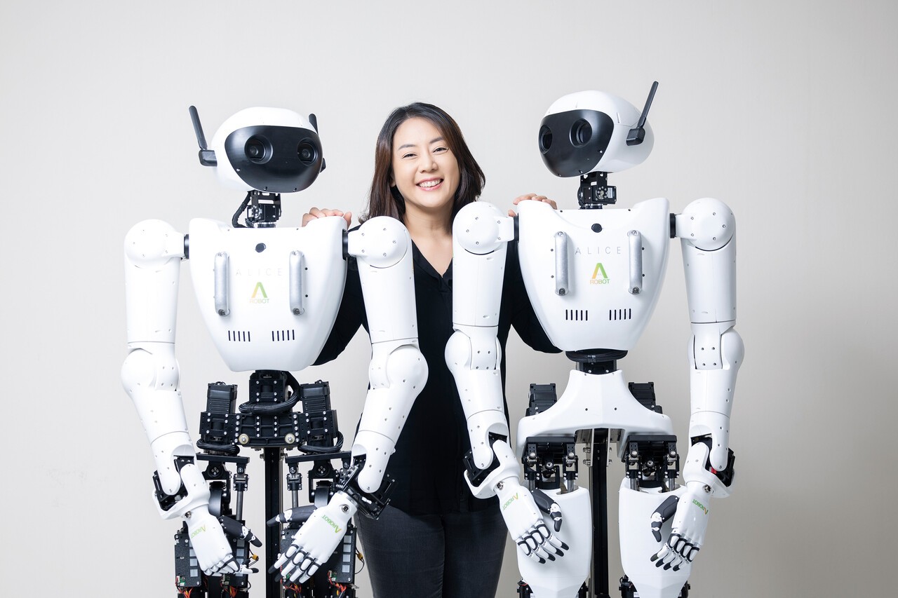 엄윤설 에이로봇 대표는 5000만원대 휴머노이드 ‘앨리스’로 가격의 벽을 넘고, 기업 간(B2B) 시장 진입을 현실로 만들고 있다. 최영재 기자