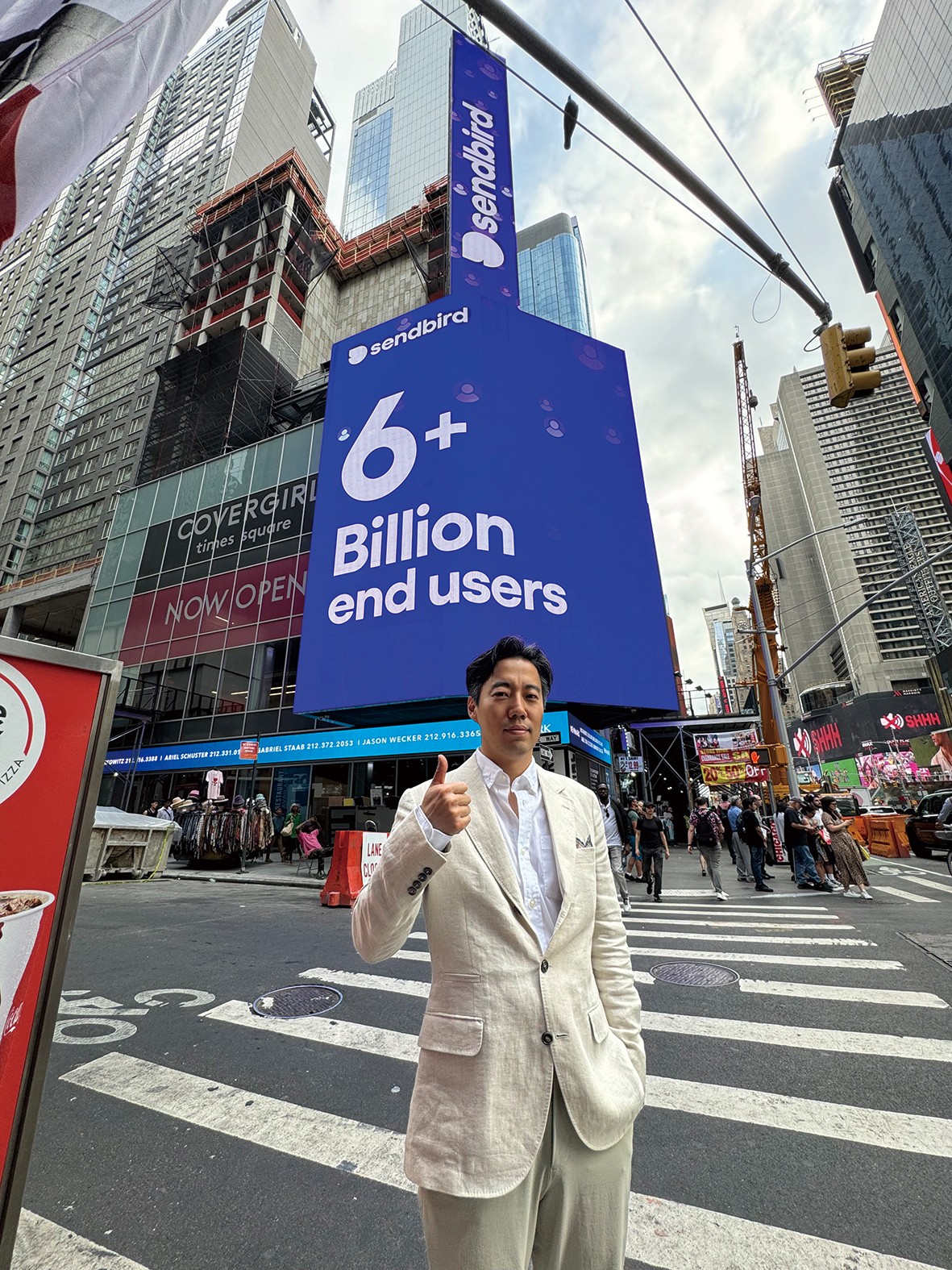지난해 6월 김동신 센드버드 대표는 전 세계 누적 이용자 60억 명 돌파를 기념해 뉴욕 타임스퀘어 대형 전광판에 센드버드 광고를 선보였다. 김 대표는 현장을 찾아가 엄지손가락을 치켜올렸다. [사진 김동신 센드버드 대표]