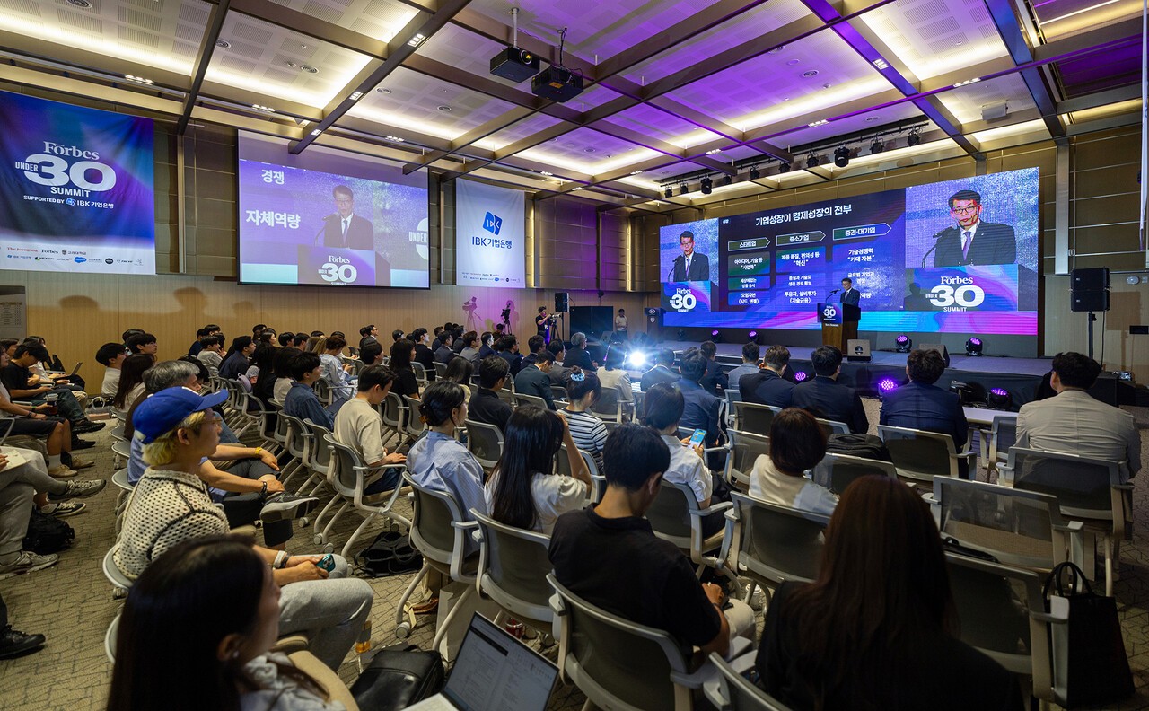 올해 세 번째로 열린 포브스코리아 2025 ‘Under 30’ 서미트에서 2025년 선정자들이 한자리에 모여 각자의 영역에 대한 정보와 성과를 공유했다. 김정훈 기자