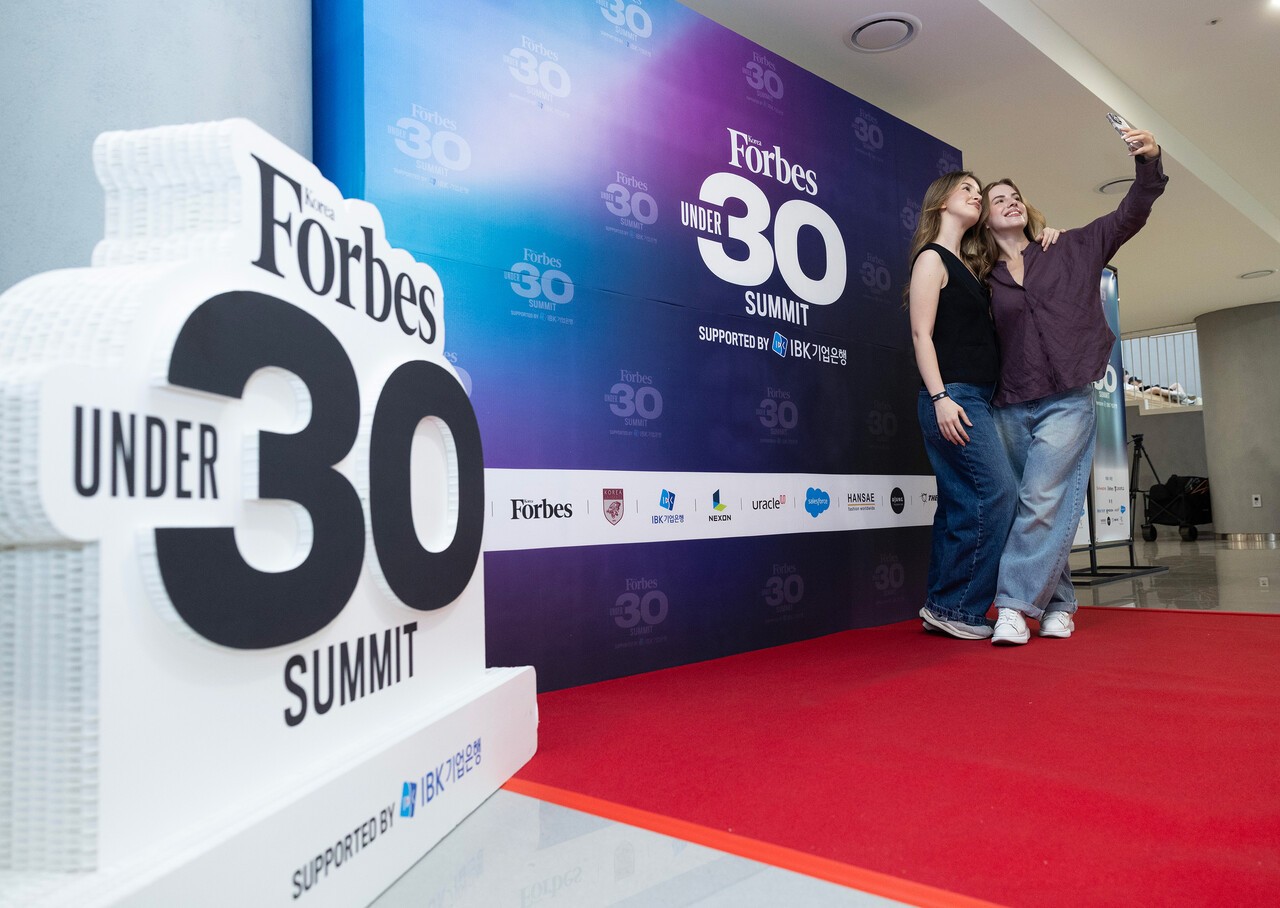 행사장 외부에 설치된 포토월에서 방문객들이 국가별·대륙별로 열리는 Under 30 Summit 참석의 추억을 남기고 있다. 최기웅·김정훈 기자