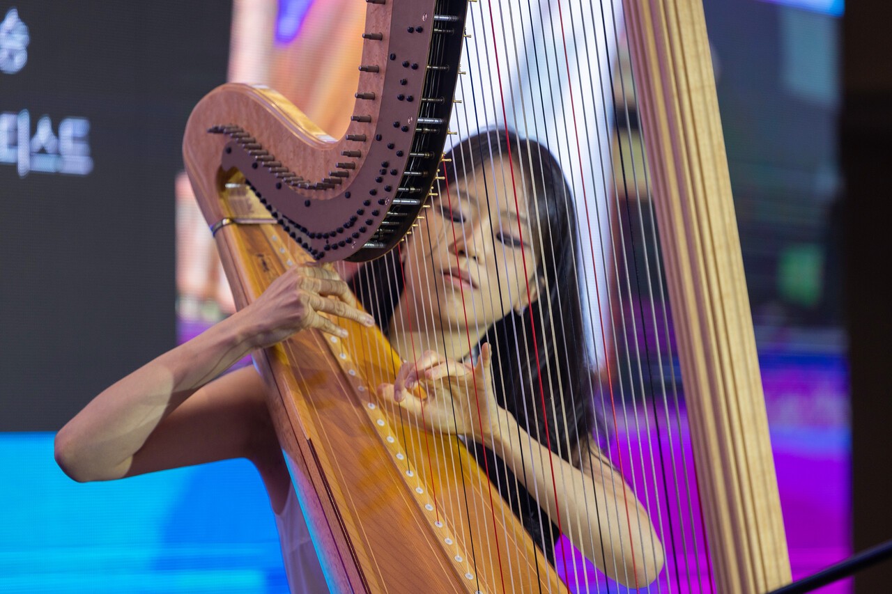 국제음악콩쿠르에서 좋은 성적을 내고 있는 이수빈 하피스트는 하프에 대한 열정을 담은 이야기와 연주를 선사해 박수갈채를 받았다. 최기웅·김정훈 기자