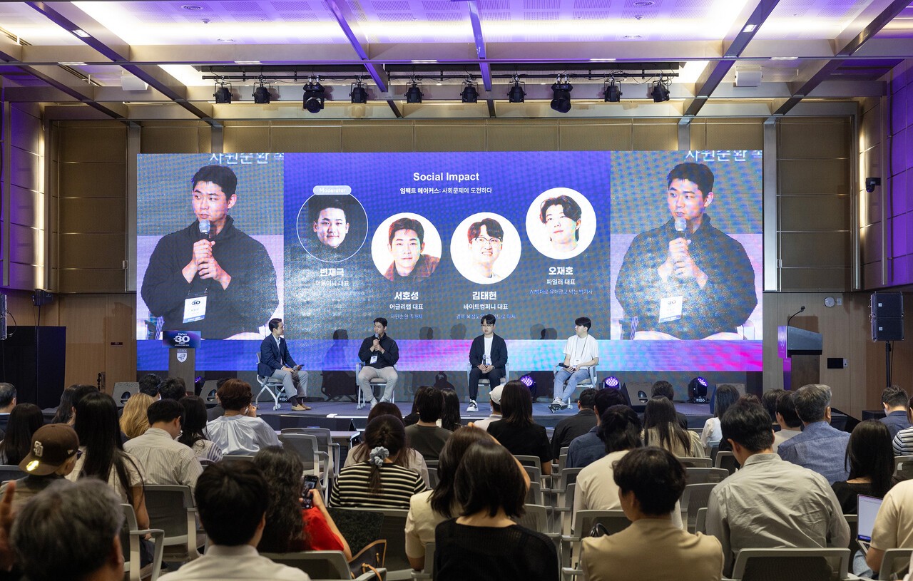 ‘임펙트메이커스: ‘사회문제에 도전하다’란 주제로 진행된 소셜임팩트 부문 패널토론은 변재극 더브이씨 대표의 진행으로 선정자인 서호성 어글리랩 대표·김태헌 바이트컴퍼니 대표·오재호 파일러 대표가 창업 동기, 주요 성취, 글로벌 진출 등을 발표했다. 최기웅·김정훈 기자