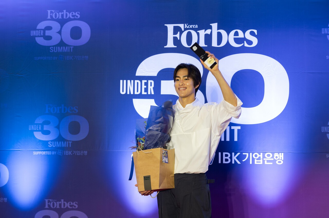 MZ 세대에 인기가 많은 홍태준 패션모델이 30 under 30 선정패를 들어 올리며 촬영에 응하고 있다. 최기웅·김정훈 기자