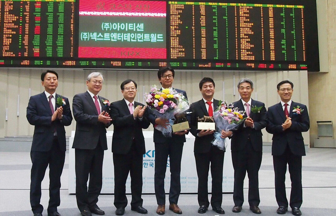 2014년 12월 서울 한국거래소에서 강진모 아이티센글로벌 회장(가운데)이 코스닥시장 상장식에서 기념촬영을 하고 있다. [사진 아이티센글로벌]