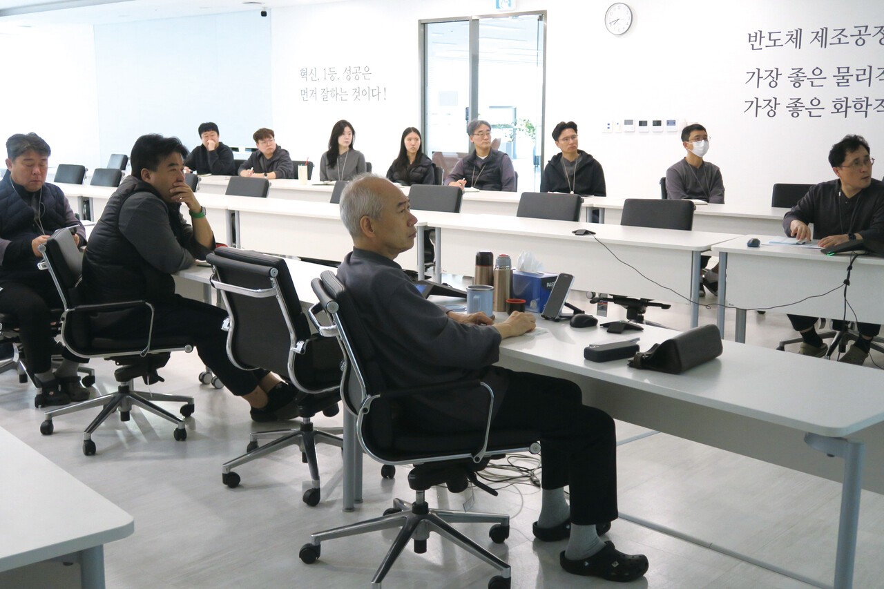 주성 용인 R&D센터 3층 회의실에서 열리는 기술회의는 세계 최초, Only 1 혁신 기술 개발을 위해 매일 아침마다 진행되며, 약 30~40명의 반도체·디스플레이·태양광 엔지니어들이 참석한다. [사진 주성엔지니어링]