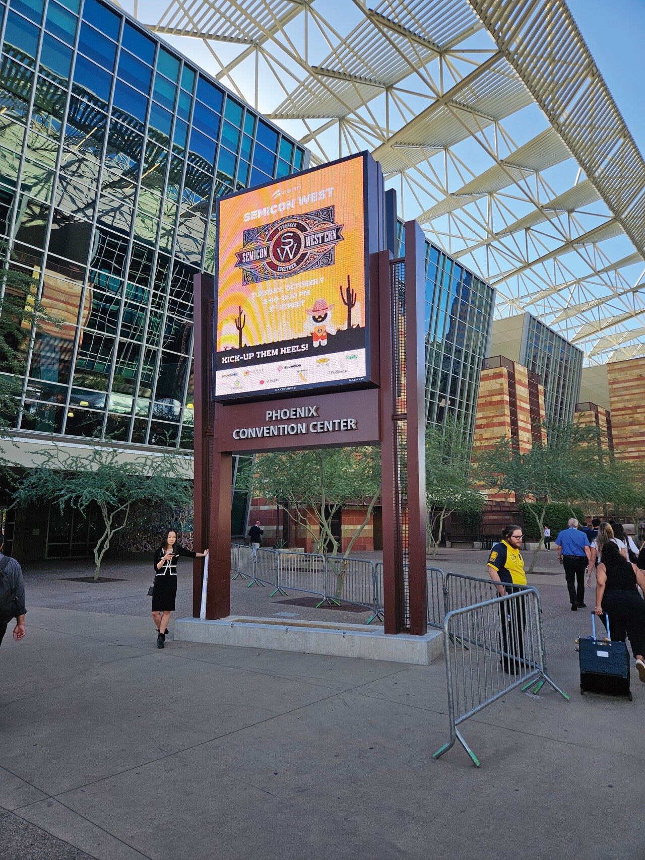 피닉스 다운타운의 거리를 뜨겁게 달군 10월의 태양 아래, 피닉스 컨벤션센터 입구의 ‘SW’라 쓰인 거대한 갈색 아치가 눈에 띈다. 이는 전 세계 반도체 업계인들이 모인 세미콘웨스트 2025 행사장의 상징물이다.
