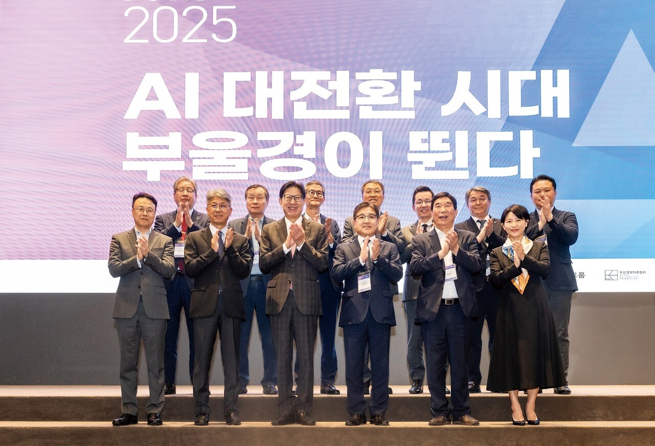 기념 촬영에 나선 주요 내빈. (앞줄 왼쪽부터) 장진원 포브스코리아 편집장, 신용호 중앙일보에스 대표, 박형준 부산시장, 강종훈 BNK금융그룹 부사장, 김광수 부산경영자총협회 회장, 김혜미 롯데바이오로직스 IT담당장. 최기웅 기자