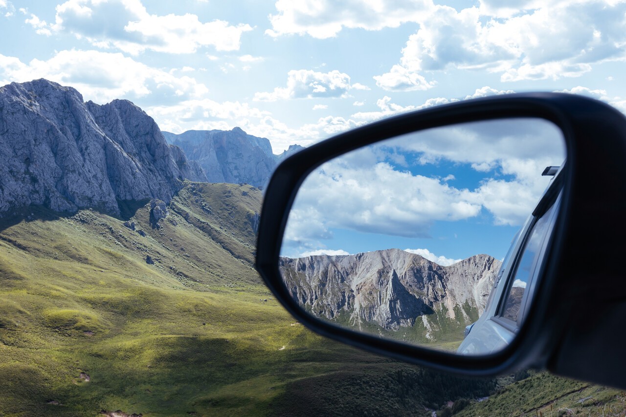 사물이 헤드셋 안에서 보이는 것보다 멀리 있는 거리 지각 오류는 자동차 사이드미러에 적힌 것(“사물이 거울에 보이는 것보다 가까이 있음”)과 정확히 반대의 현상이다. [사진 게티이미지뱅크]