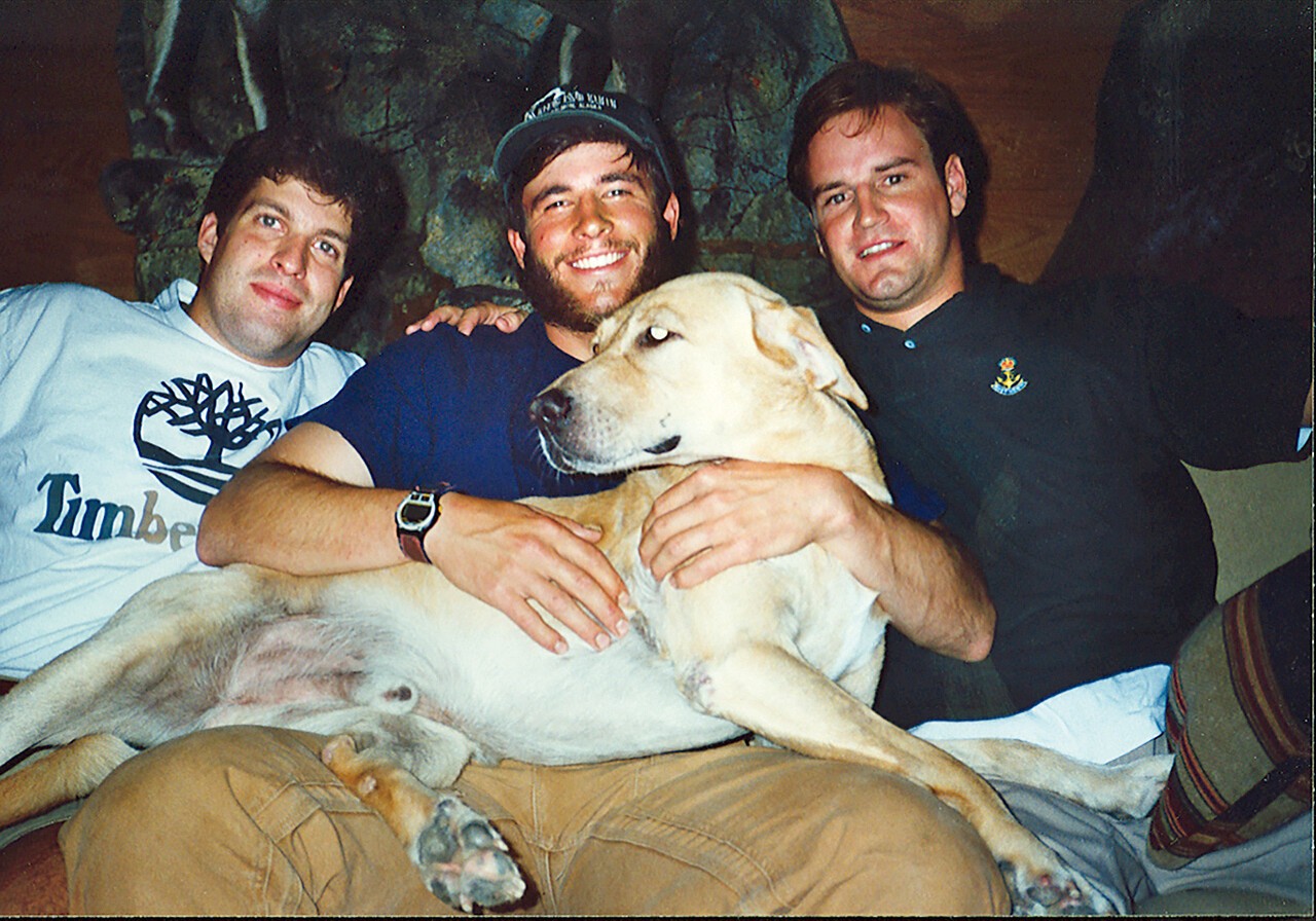 [개처럼 일하다] 토드 그레이브스의 무릎 위에 앉은 레이징 케인(1998년 숨을 거둠)은 체인의 비공식 마스코트였다. 그의 두 번째 옐로 래브라도, 레이징 케인 2세(2016년 숨을 거둠)는 병원을 순회하며 활동한 치유견이었다. 세 번째 개, 레이징 케인 3세(2017년생)는 체조선수 리비 던과 NFL스타 제이든 대니얼스와 함께 소셜미디어에 출연해 브랜드 홍보를 이어가고 있다. “완벽한 광고견이에요.”그레이브스가 말했다.