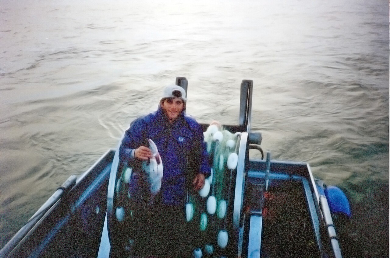 [낚시하러 떠나다] 창업 자금을 마련하기 위해 그레이브스는 1995년 알래스카 전역을 히치하이킹하며 연어잡이 배에서 일자리를 찾았다. 그는 회상한다. “나라는 사람을 알아본 훌륭한 선장 한 분이 결국 나에게 일을 맡겨줬어요.” 알래스카 최초의 레이징 케인스 매장은 2019년에 문을 열었으며, 현재 그곳에는 3개 매장이 있다. 앵커리지에 두 곳, 북쪽으로 약 48㎞ 떨어진 와실라(인구 1만 명)에 한 곳이 있다.