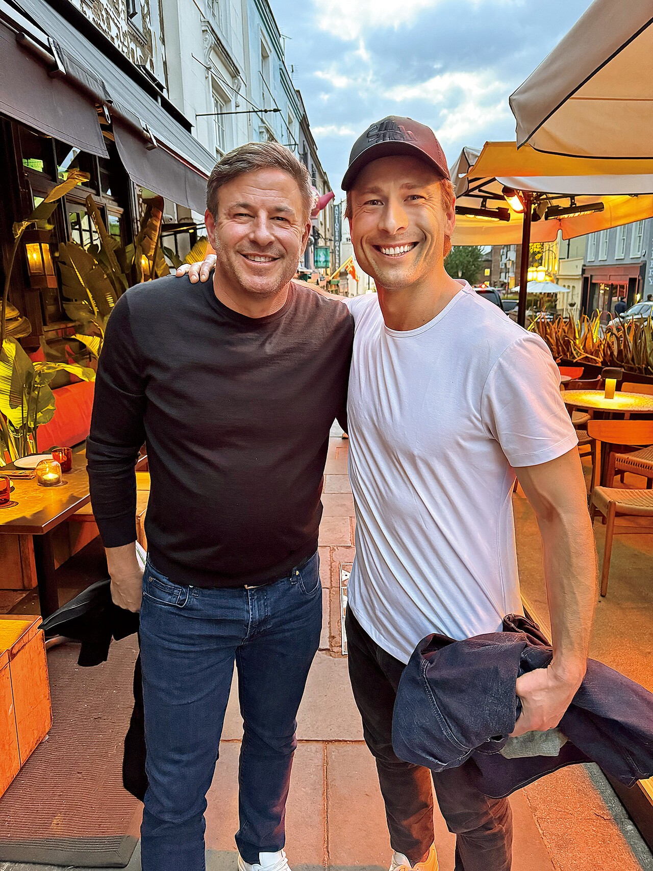 [별을 향해 쏴라] 그레이브스를 만나려면, 포뮬러 1 경기, US 오픈, 혹은 슈퍼볼에 가야 한다. 그는 그곳에서 (사진 왼쪽부터) 배우 글렌 파월, NFL 스타 조 버로우, NBA 레전드 샤킬 오닐 같은 인물들이 참석하는 수백만 달러 규모의 호화 파티를 연다. 그레이브스는 말한다. “이건 수백만 달러짜리 투자입니다. 하지만 내 마케팅 수익률은 약 4배 정도죠.”