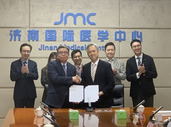 중국 산동제1의과대학 구강의학원의 장둥성 원장(좌측)과 디디에이치(DDH) 중국법인 한순욱 법인장이 AI 치과영상진단 솔루션 도입을 위한 구매의향서(LOI)를 체결하고 기념사진을 촬영하고 있다. (뒷줄 가운데 중소벤처기업진흥공단 김상우 본부장)