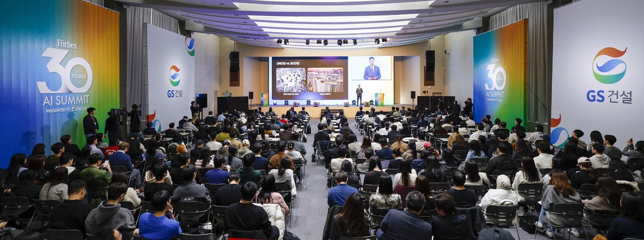 지난 6일 서울 성균관대학교에서 열린 2025 ‘포브스코리아 Y30 AI 서밋’에는 산업계·정계·학계 리더와 차세대 AI 인재들이 한자리에 모였다. 올해 처음 열린 포브스코리아 2025 ‘Y30 AI 서밋’에서 선정자들은 AI가 이끄는 산업 변화와 미래 비전을 논의했다. 포브스코리아가 선정한 20인의 AI 리더들은 각 분야에서 AI가 만들어갈 혁신과 비전을 공유했다. 김정훈 기자
