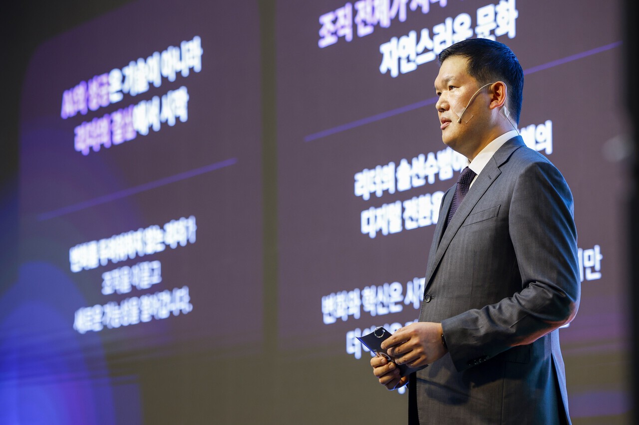 키노트 스피치에 나선 허윤홍 GS건설 대표는 AI 시대의 리더십과 건설산업의 디지털 전환 사례를 소개했다. 허 대표는 “AI는 건설의 도구가 아니라 산업의 언어”라며 리더의 결단이 변화를 이끈다고 강조했다. 김정훈 기자
