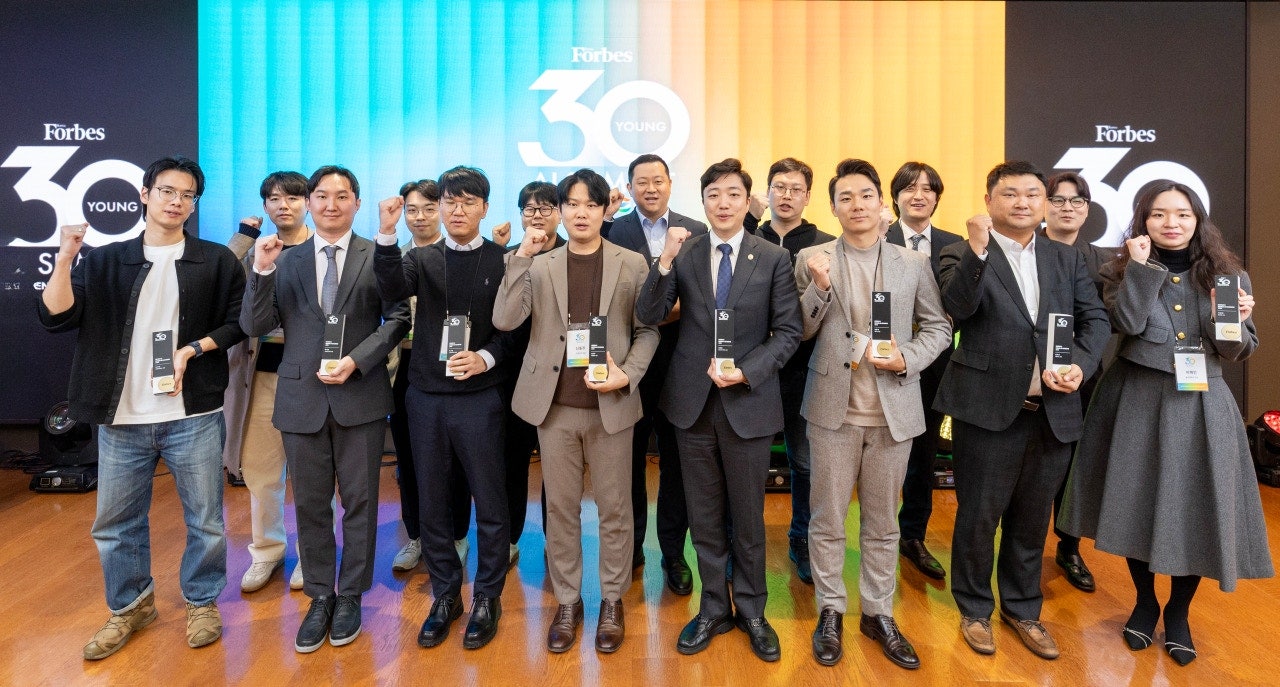 Selected participants pose for a commemorative photo at the 2025 Y30 AI Summit. Photographer: Kim Jeong-hoon.