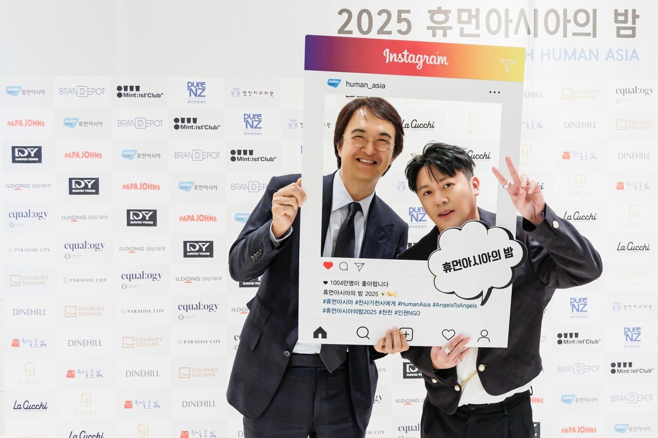 (우)데이비드 용 에버그린 그룹 대표와 (좌)서창록 휴먼아시아 대표.