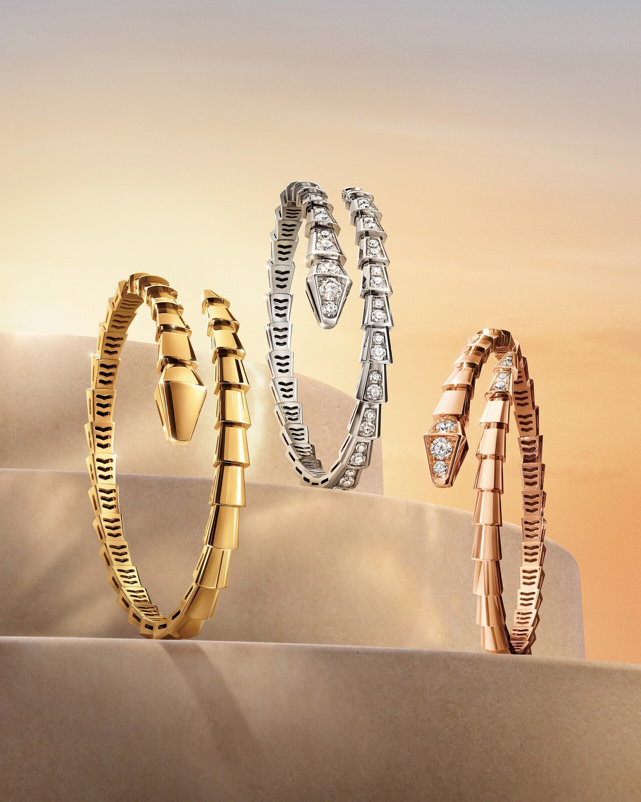 옐로 골드, 화이트 골드, 로즈 골드로 전개된 세르펜티 브레이슬릿 컬렉션. 동일한 구조 안에서 소재와 디테일을 변주해 아이콘의 확장성을 보여준다.
