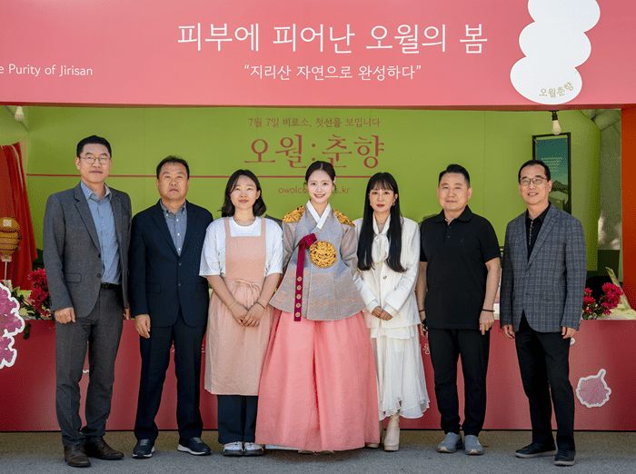 왼쪽부터 코빅스 신영민 이사, 김종회 대표, 오월 김도영 대표, 오월춘향 선발자 강민선, 성형&피부과 전문의 이미라 원장, 김광예 부원장, 코빅스 차귀훈 본부장.